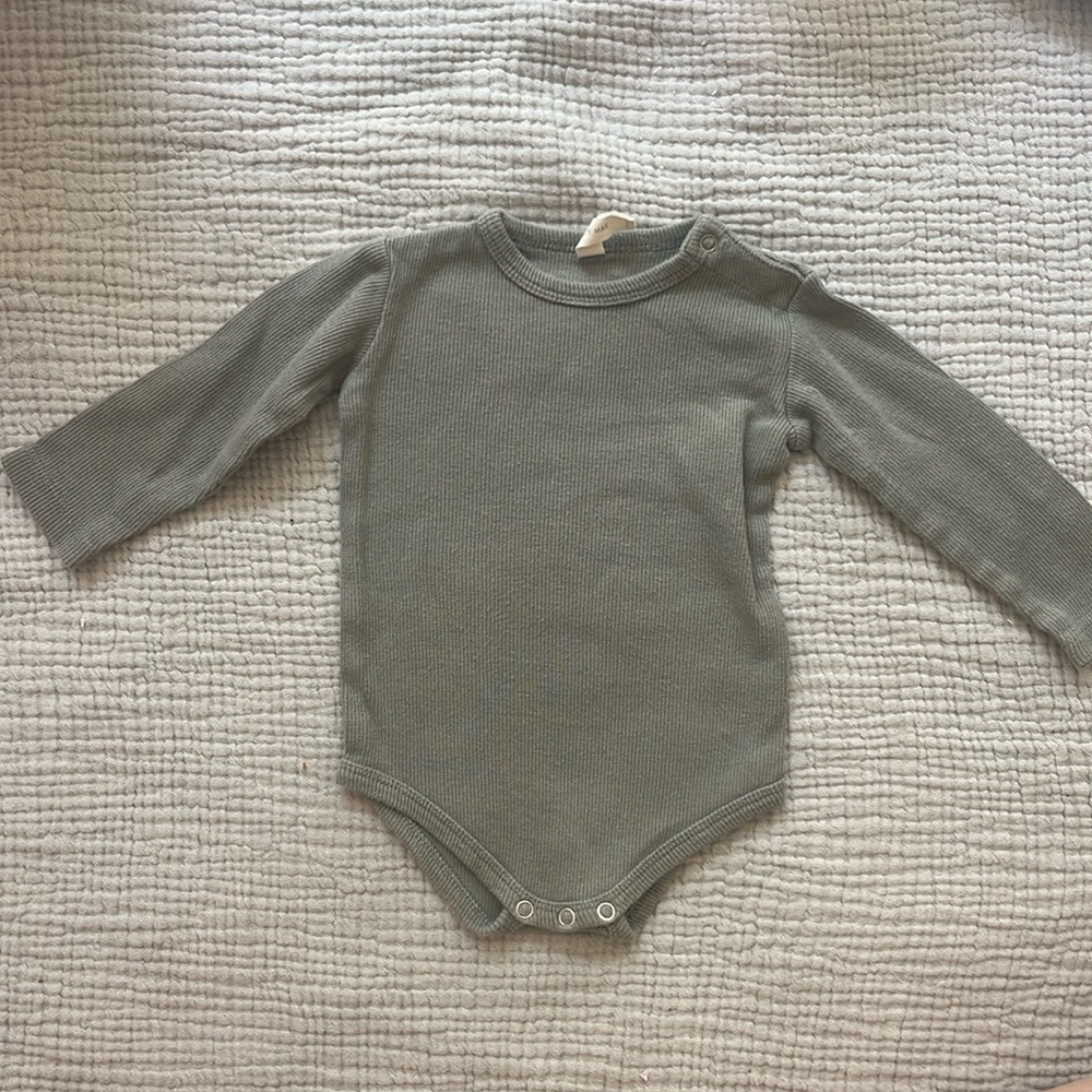 Quincy Mae 0-3 month bodysuit onsie long sleeve